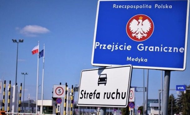 На кордоні з Польщею затримано більше сотні людей з фальшивими документами