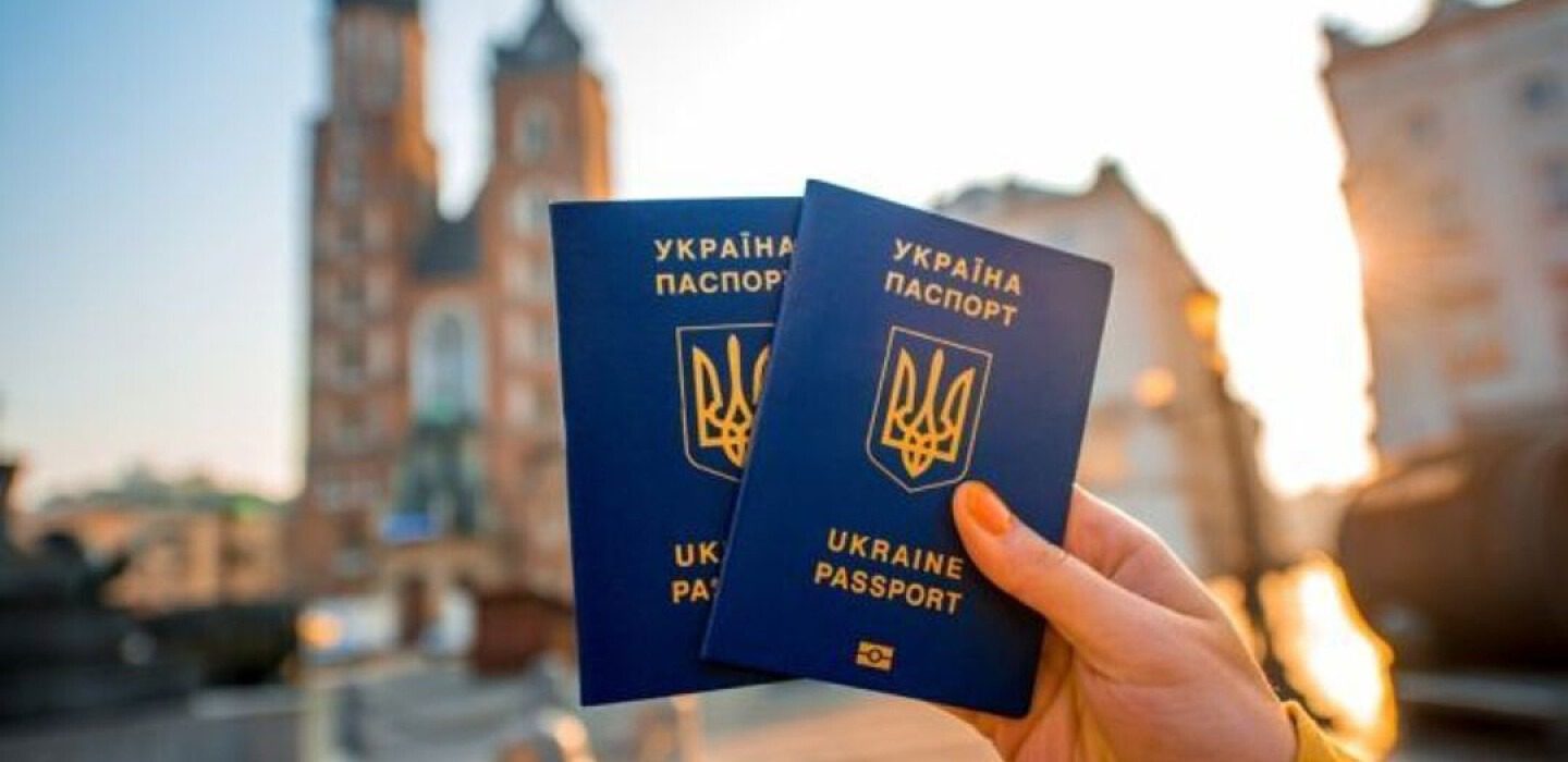 Закордонні паспорти громадян України 2023 анулювати не будуть