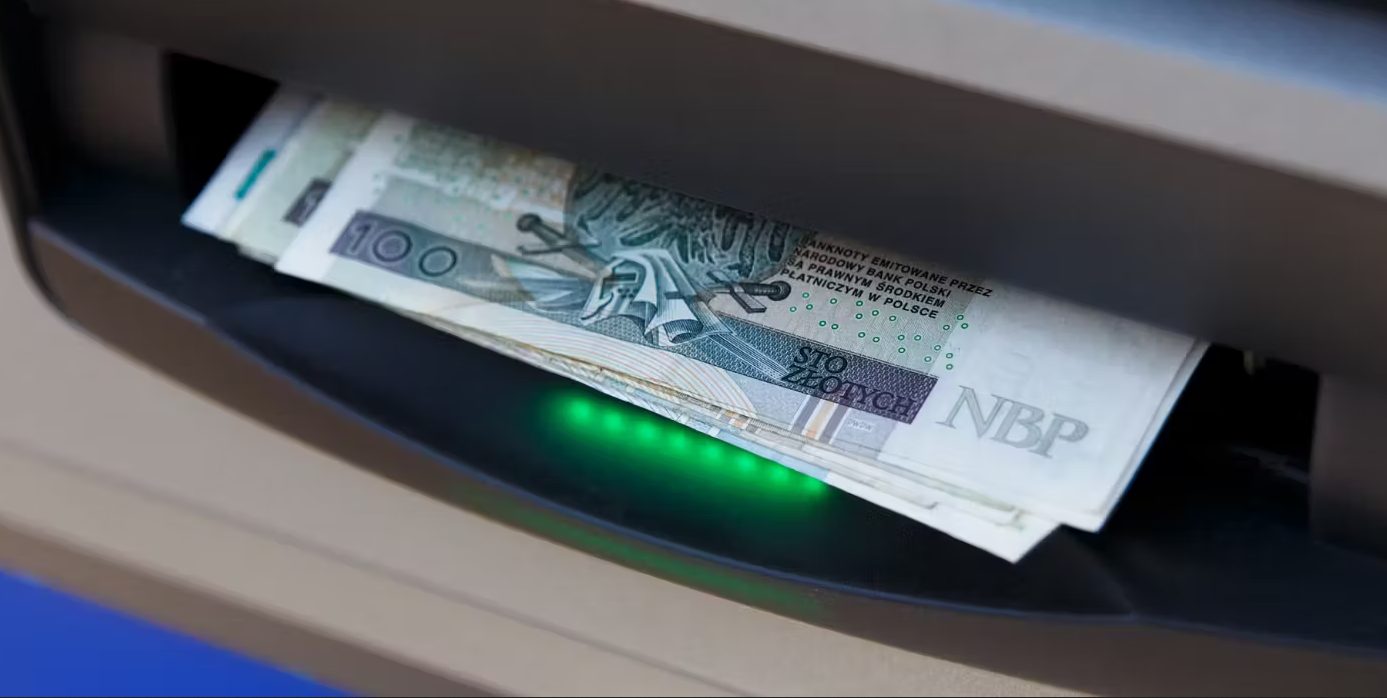 Зняття грошей в польському банкоматі з іноземного рахунку: як зробити це вигідно